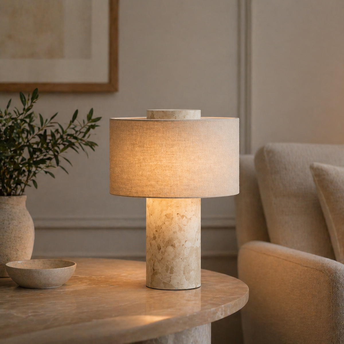 Bordslampa i naturlig marmor med linneskärm – dekorativ belysning för hemmet
