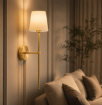 Dimbar vägglampa med linneskärm – slank design i guld eller svart