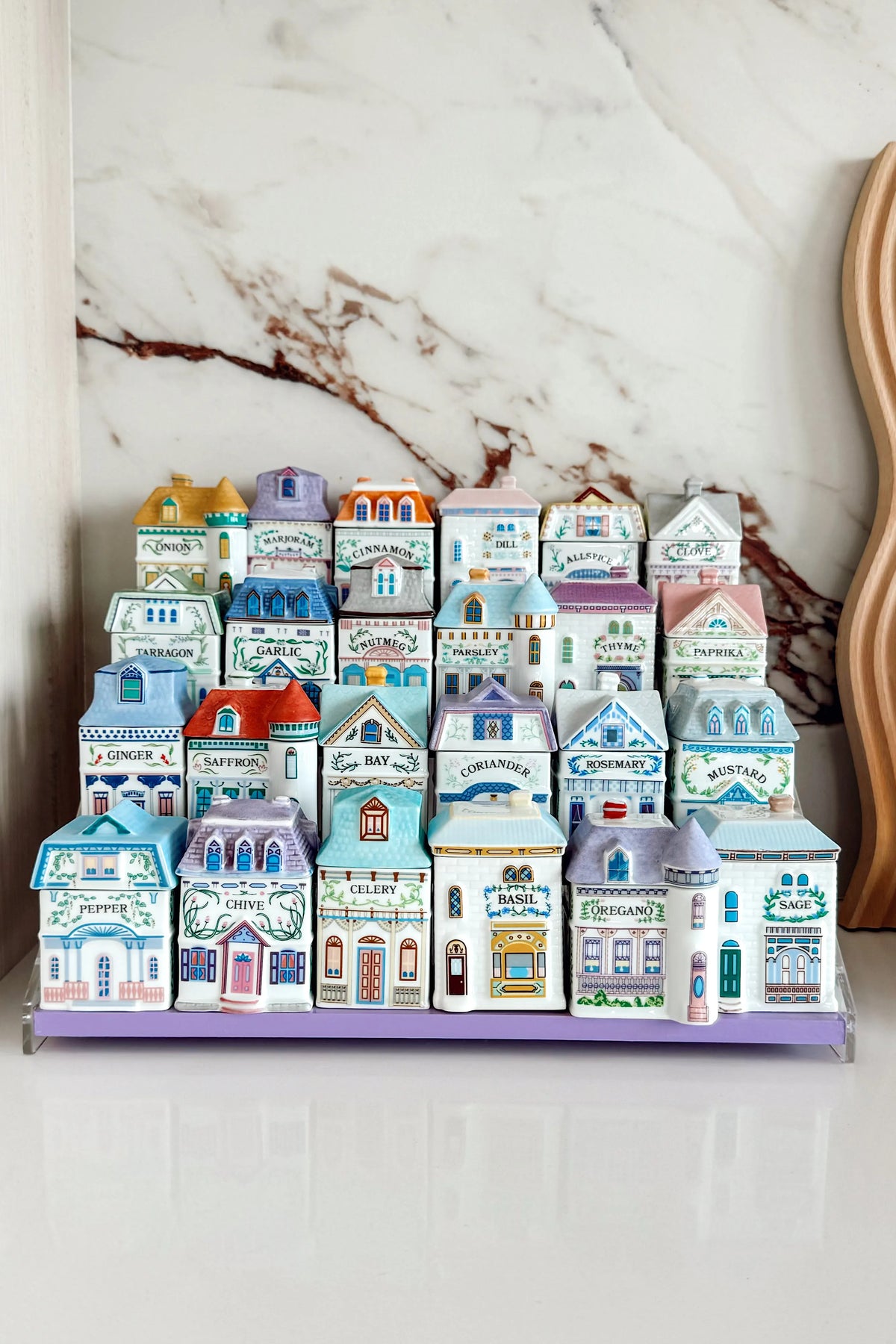 Kryddburkar i porslin formade som hus – 24-pack med lock