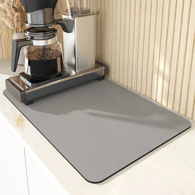 Grå köksmatta under kaffemaskin