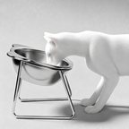 Katt som äter ur lutande kattmatskål med upphöjt ställ