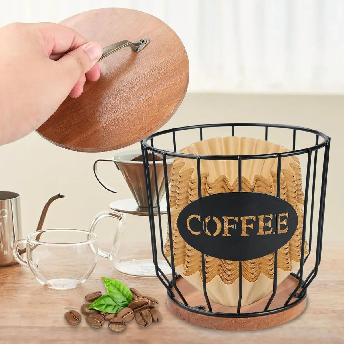 Kaffefilterhållare fylld med pappersfilter