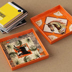 Orange kvadratiska dekorationsbrickor med häst- och kattmotiv