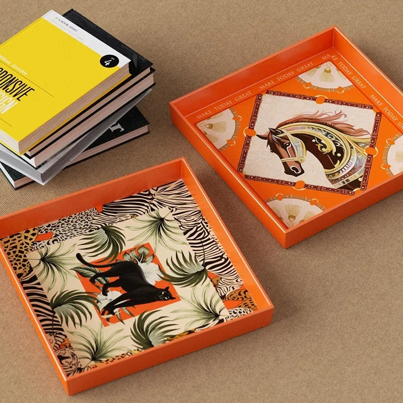 Orange kvadratiska dekorationsbrickor med häst- och kattmotiv