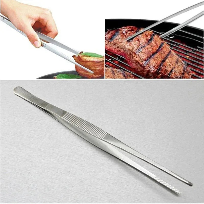 Grillpincett i rostfritt stål i användning och närbild