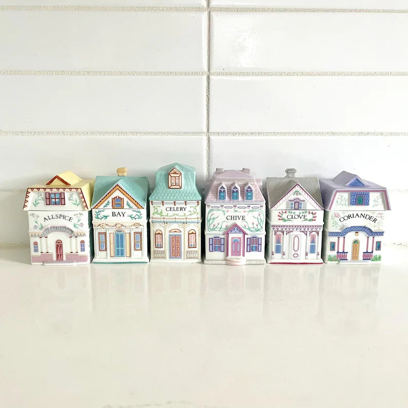 Kryddburkar i porslin formade som hus – 24-pack med lock