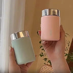 Rosa och grön mini termosmugg i handen