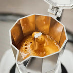 Bryggt kaffe i den övre delen av en mokabryggare