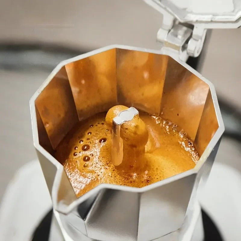 Bryggt kaffe i den övre delen av en mokabryggare