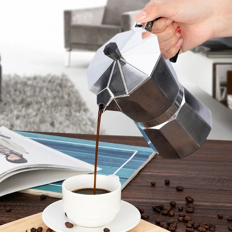 Kaffe som serveras från en mokabryggare