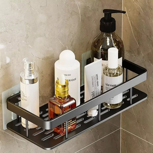 Svart väggmonterad badrumshylla med flaskor och hygienartiklar