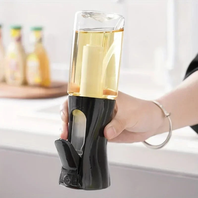 Svart 300 ml sprayflaska för matolja i handen