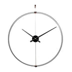 Stor minimalistisk väggklocka med svart mitt och öppen ram
