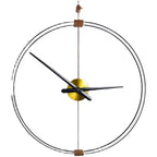 Stor minimalistisk väggklocka med öppen rund ram och guldfärgad mitt