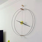 Stor minimalistisk väggklocka på en ljus vägg