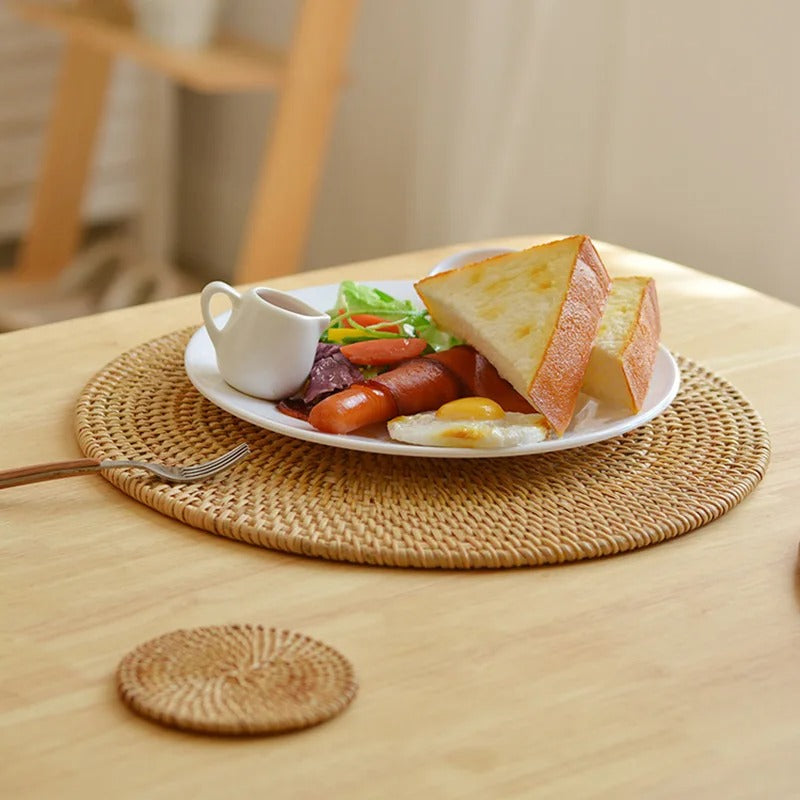 Runt rottingunderlägg under en tallrik på ett matbord