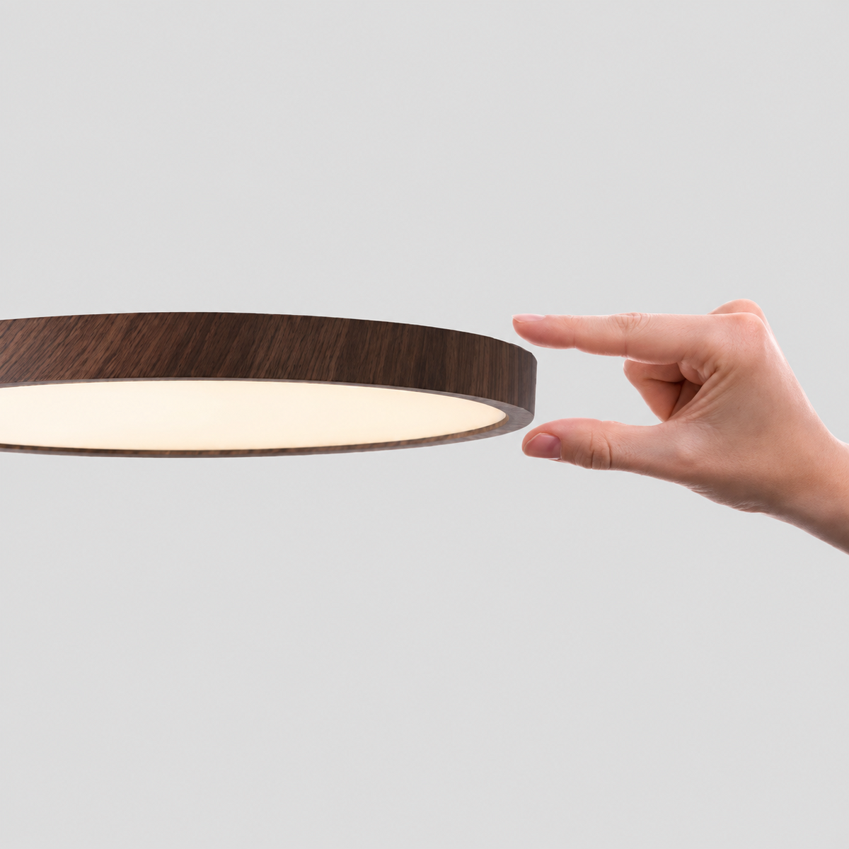 Sidovy av tunn rund LED-plafond med valnötsfärgad ram