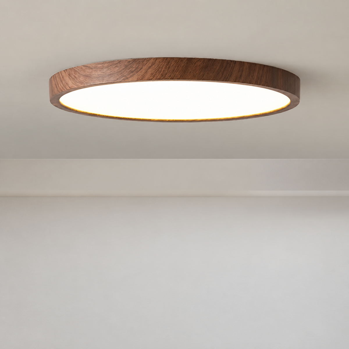 Rund LED-plafond med valnötsfärgad ram monterad i tak