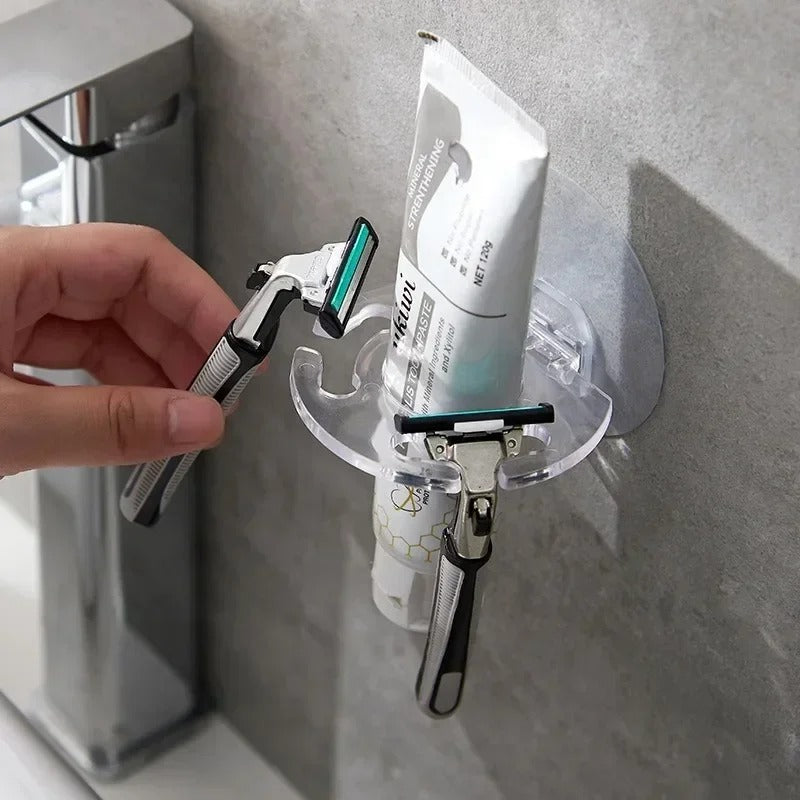 Transparent vägghållare med tandkräm och rakhyvlar
