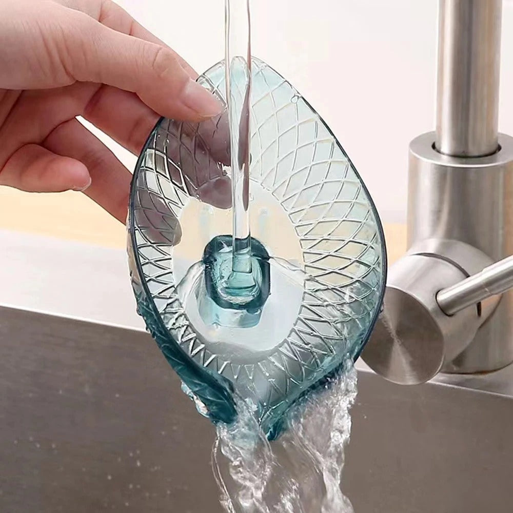 Transparent blått tvålfat som sköljs under kranen
