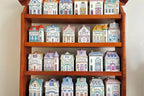 Kryddburkar i porslin formade som hus – 24-pack med lock