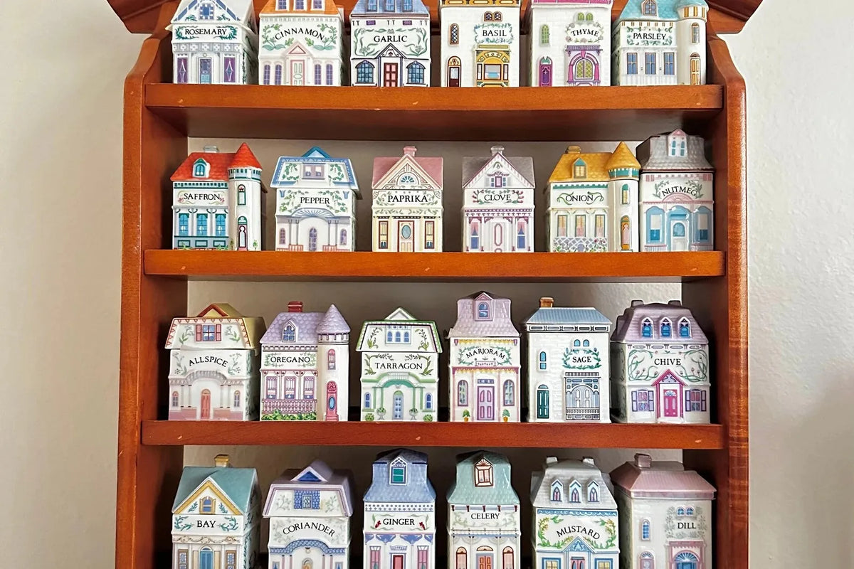 Kryddburkar i porslin formade som hus – 24-pack med lock