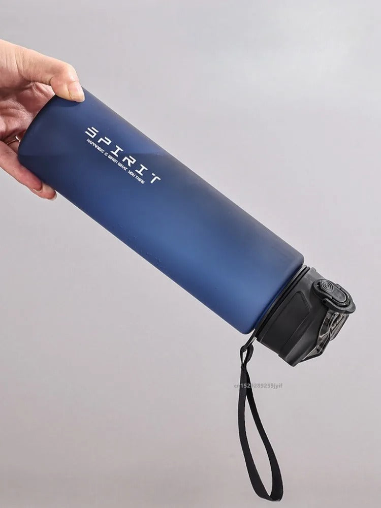 Blå sportflaska 750 ml som hålls upp och ned med stängt lock
