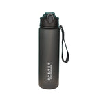 Svart sportflaska 750 ml med dricklock och handledsrem