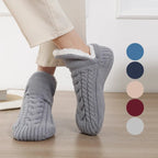 Grå stickade toffelsockor med mjukt vitt foder