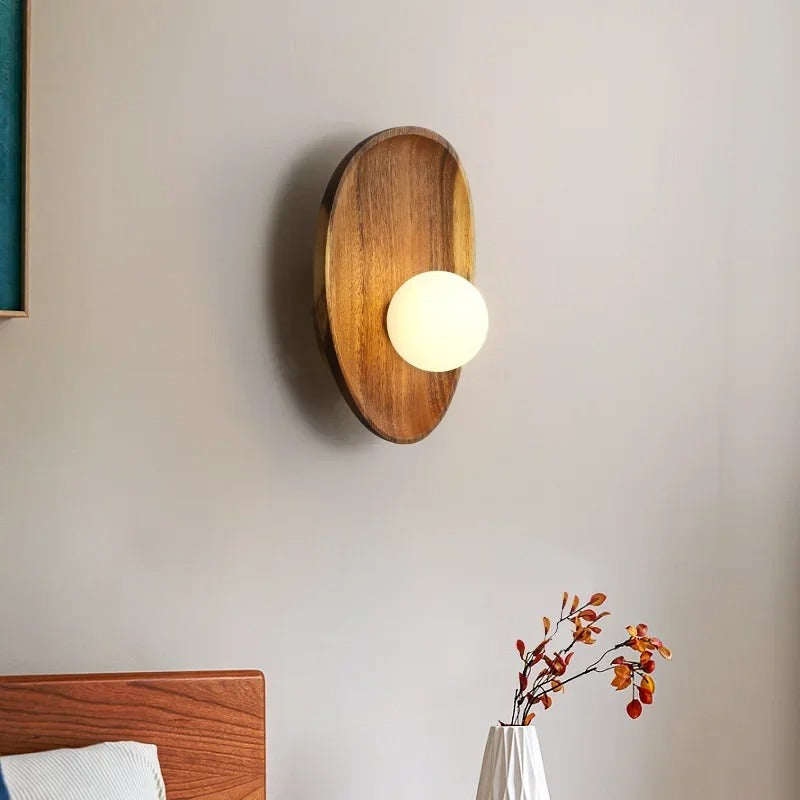 Oval vägglampa i trä med rund ljuskupa