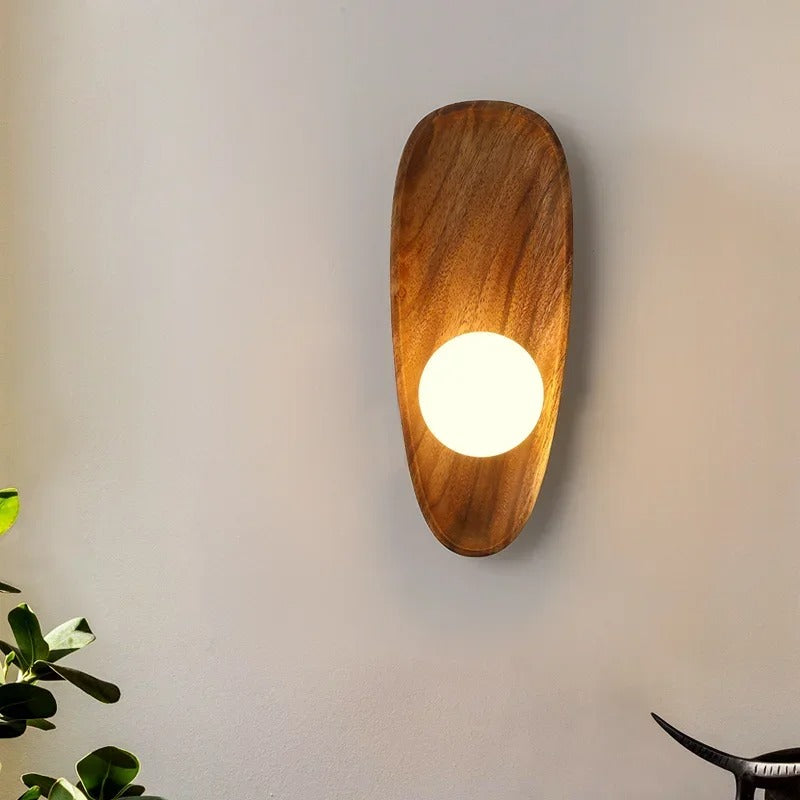 Väggmonterad trälampa med varmt ljus