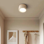 Wabi Sabi-inspirerad LED-taklampa monterad i hall
