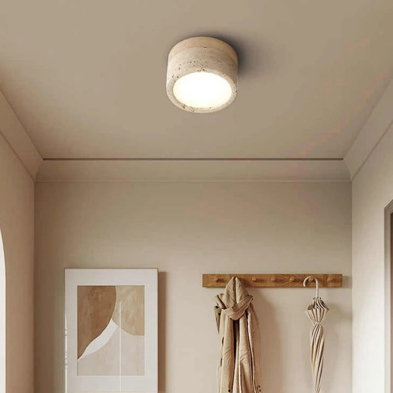 Wabi Sabi-inspirerad LED-taklampa monterad i hall
